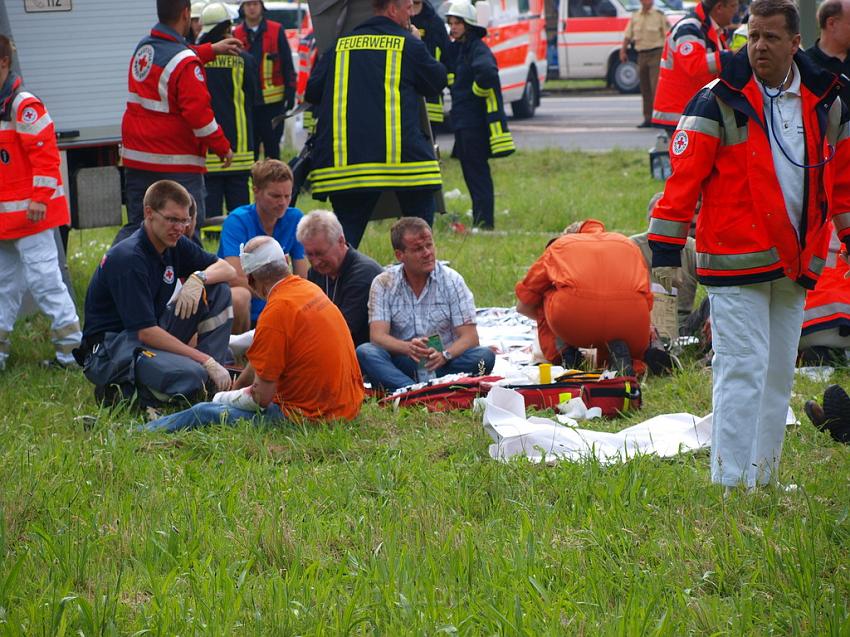 Schwerer Unfall mit Reisebus Lohmar Donrather Dreieck P043.JPG